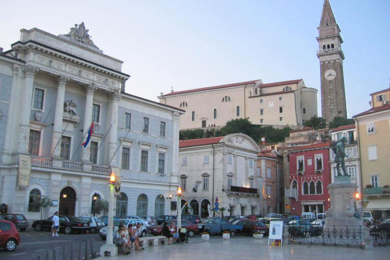 Tartinijev trg in Piran, Statue von Giuseppe Tartini, Rathaus, Turm, Autos
