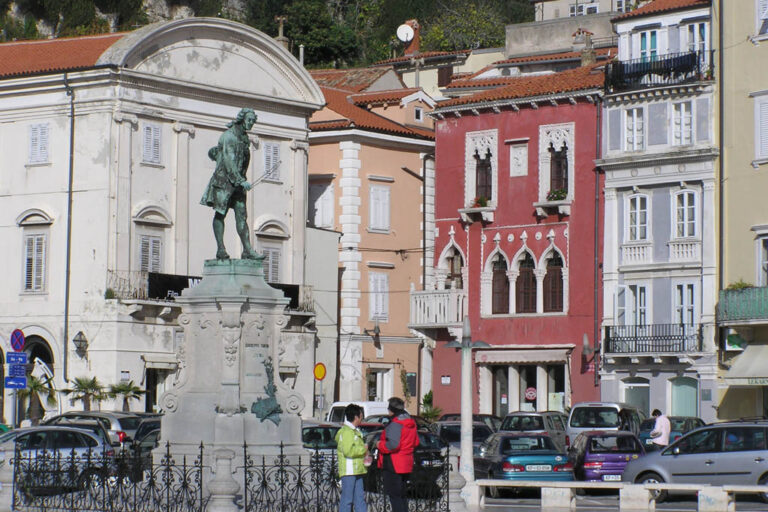 Tartinijev trg in Piran, Statue von Giuseppe Tartini