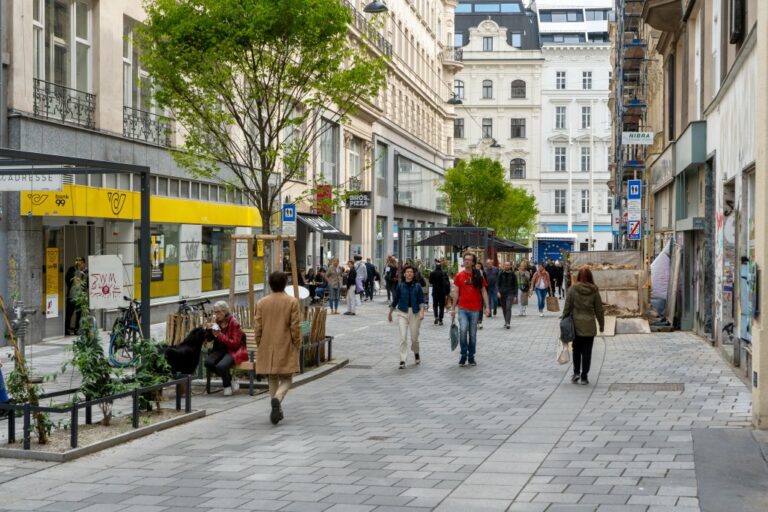 Zollergasse, Begegnungszone, Fußgänger