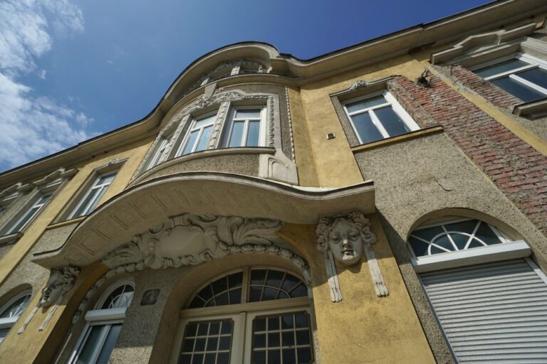 Gründerzeithaus, Donaufelder Straße 193, Wien-Donaustadt, Fassade mit Jugendstil-Dekor