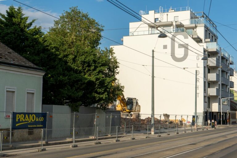 Donaufelder Straße 193 nach dem Abriss, Bagger, Schutthaufen, Bauzaun