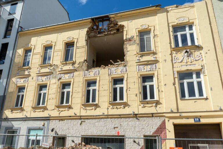 Gründerzeithaus in Wien-Meidling nach Teilabriss, Loch in der Fassade, Jahrhundertwende-Dekor