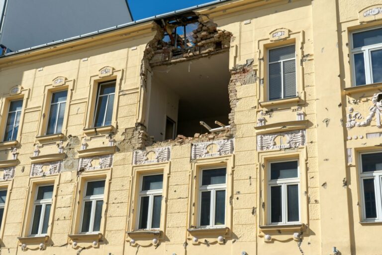 Loch in der Fassade eines Gründerzeithauses in Wien-Meidling, Hohenbergstraße 18