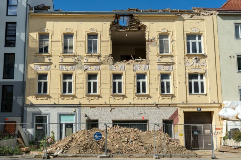 Gründerzeithaus mit stark beschädigter Fassade bzw. Loch in der Fassade in Wien-Meidling