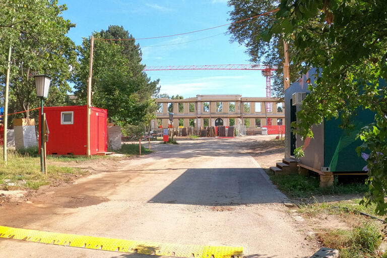 historisches Gebäude, Bäume, ehemalige Krankenpflegeschule in Wien-Hietzing