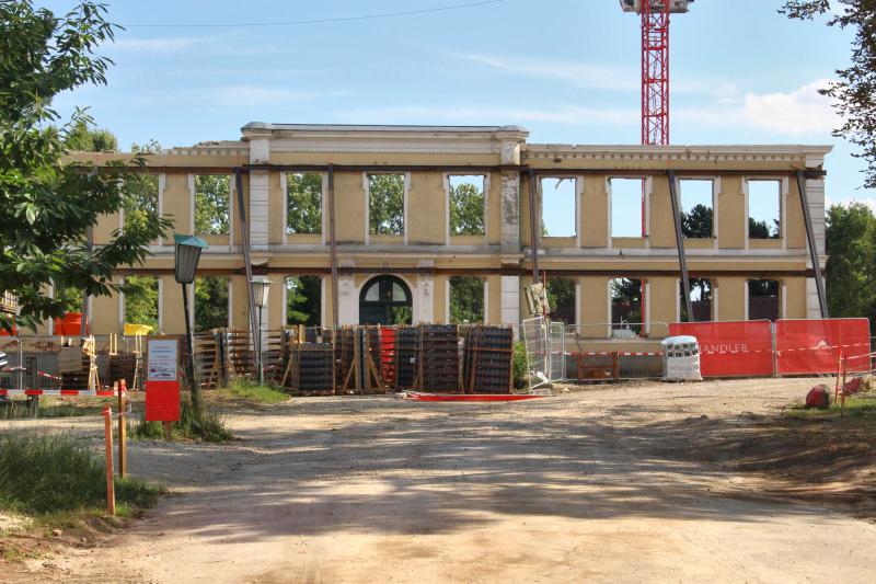 Mehr über den Artikel erfahren Historische Krankenpflegeschule zu Attrappe demoliert
