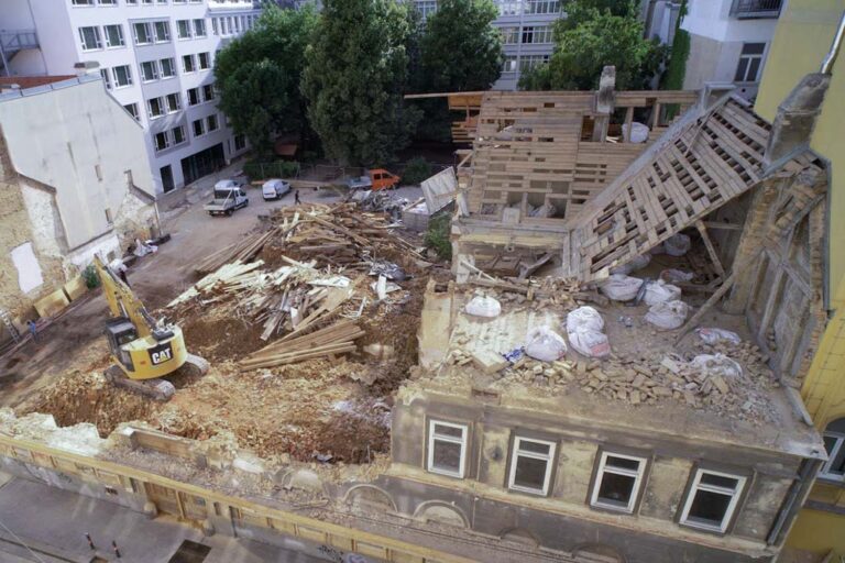 weitgehend abgerissenes Biedermeierhaus in Wien-Neubau