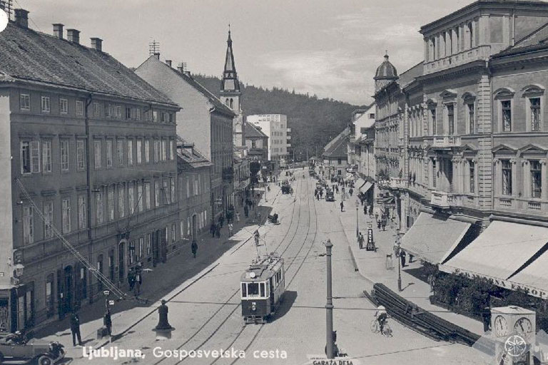 Straße in Ljubljana, Straßenbahn, Autos, Radfahrer, alte Aufnahme