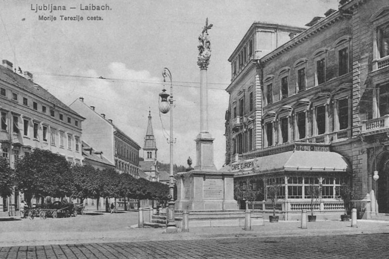 Straße in Ljubljana/Laibach, Denkmal, Säule, Straßenlaterne, alte Aufnahme