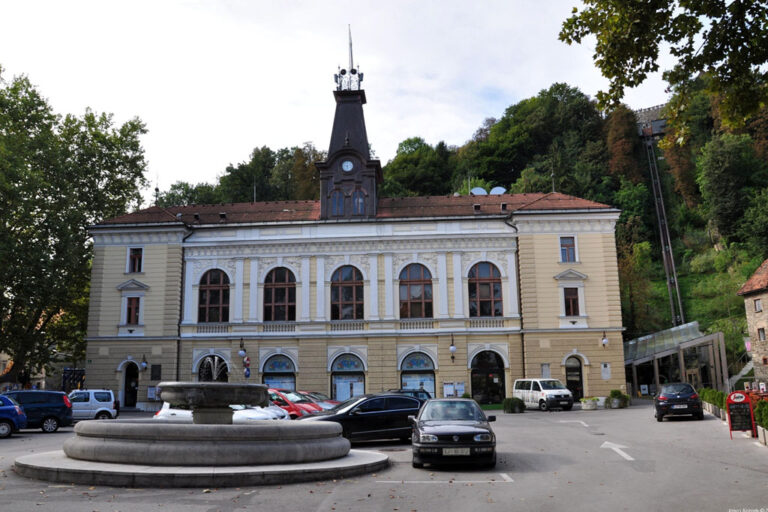 Krekov trg in Ljubljana, historisches Gebäude, Puppentheater, Brunnen, Parkplatz, Standseilbahn
