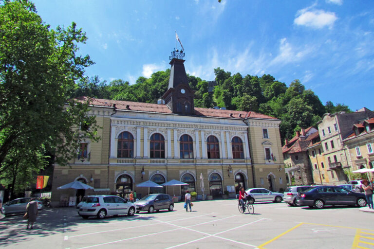 Krekov trg in Ljubljana, historisches Gebäude, Parkplatz