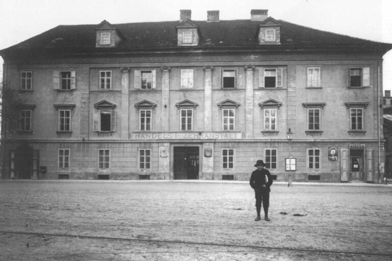 Handelslehranstalt am Krekov trg in Ljubljana, historische Aufnahme