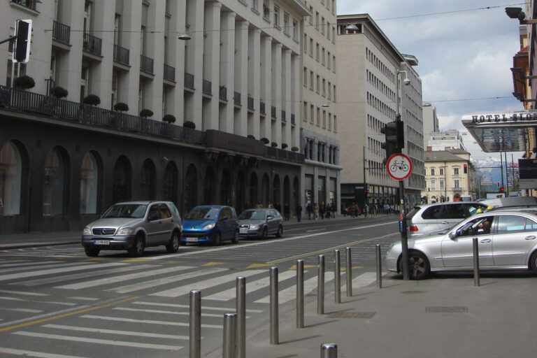 Slovenska cesta, Autos