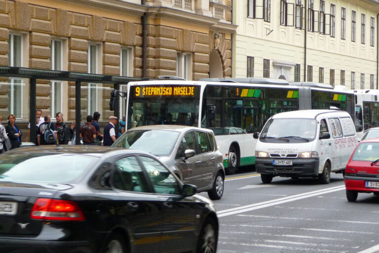 Slovenska cesta in Ljubljana, Autos, Autobus