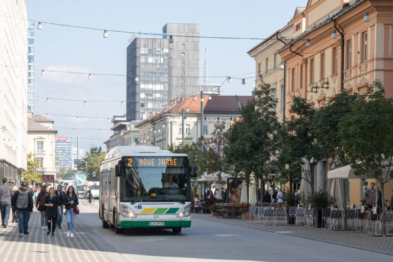 Slovenska cesta in Ljubljana, Autobus, verkehrsberuhigte Straße