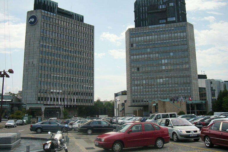 Trg republike, Hochhäuser, Parkplatz