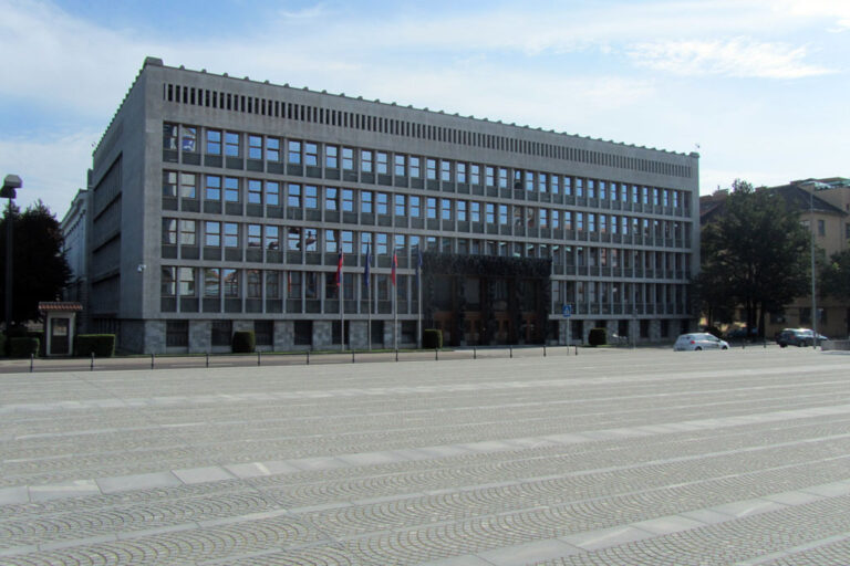 Slowenisches Parlament, Ljubljana, Gebäude im Stil der sozialistischen Moderne