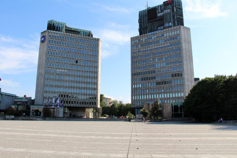 Trg republike, Hochhäuser