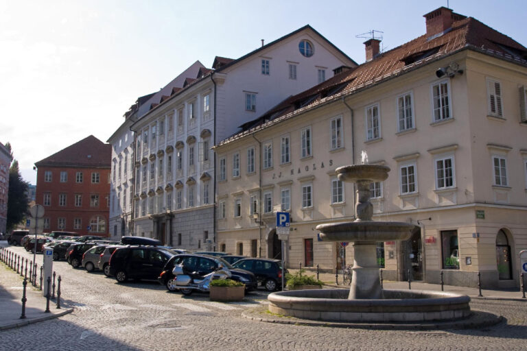 Platz in Ljubljana, Parkplatz, Altstadt, Brunnen