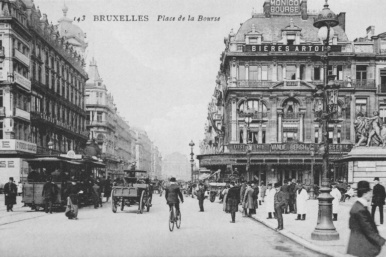 historische Aufnahme des Place de la Bourse in Brüssel, Straßenbahn, Fuhrwerke, Radfahrer, Passanten, Gebäude