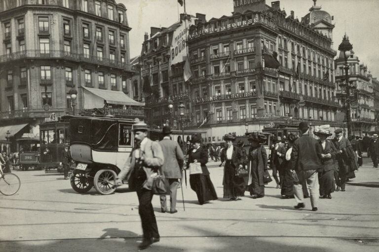 belebte Straße in Brüssel, historische Aufnahme