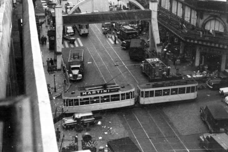 Straßenbahn kreuzt den Boulevard Anspach, altes Foto