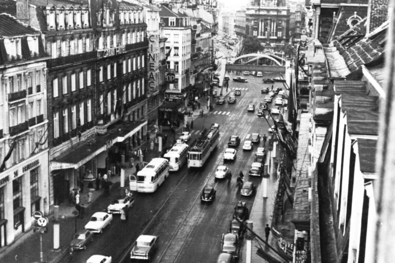 Boulevard Anspach in den 1950ern, Sicht von oben, Straßenbahnen, Autos