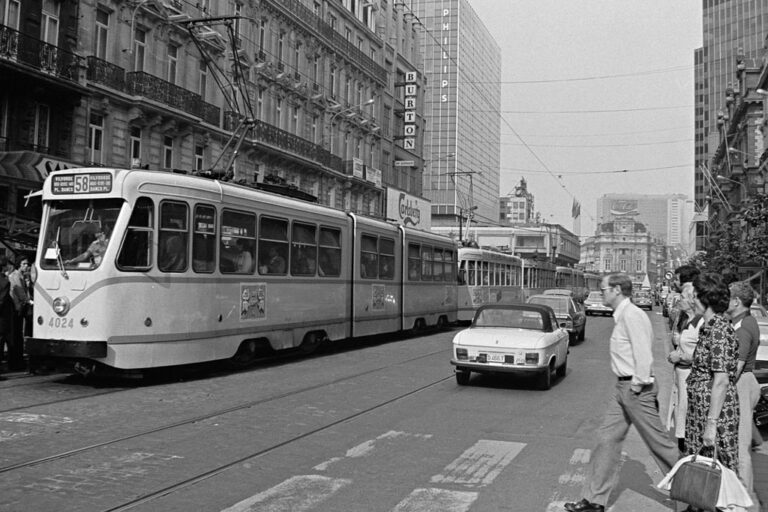 Boulevard Anspach in den 1970ern, Straßenbahn, Autos, Passanten