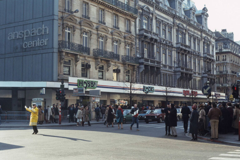 Boulevard Anspach in den 1980ern, Polizist, Passanten, Zebrastreifen, anspach center