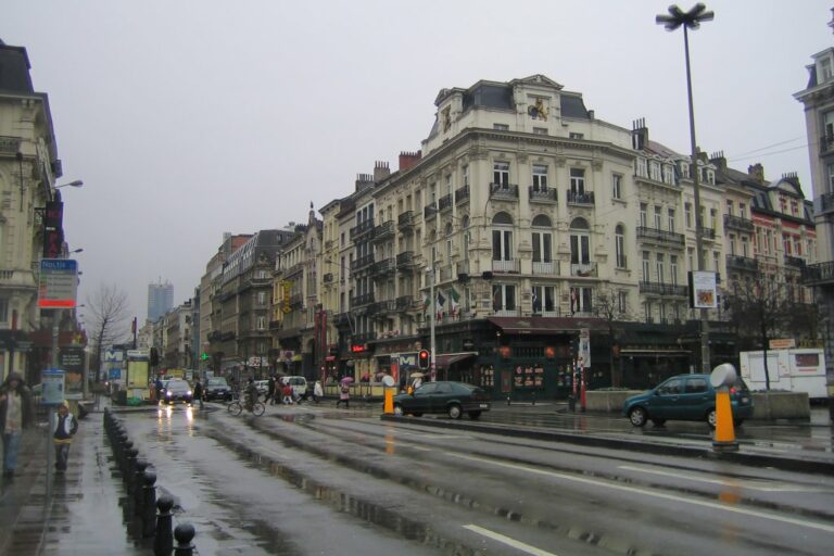 Boulevard Anspach als Autostraße an einem Regentag