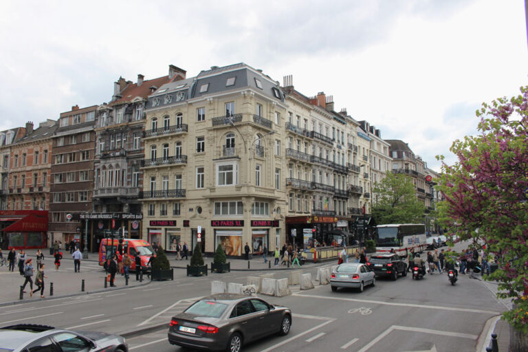 Straße im Brüsseler Stadtzentrum, alte Gebäude, Autos, Kreuzung
