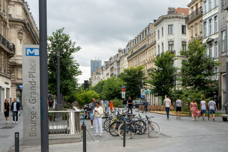 Fußgängerzone neben einer Metro-Station im Zentrum von Brüssel
