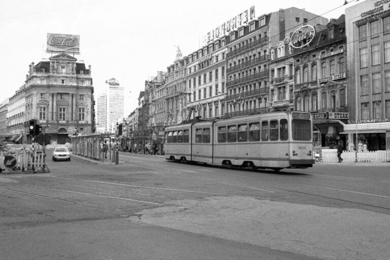 Brüssel im Jahr 1971, Straßenbahn, Platz, alte Häuser, Auto