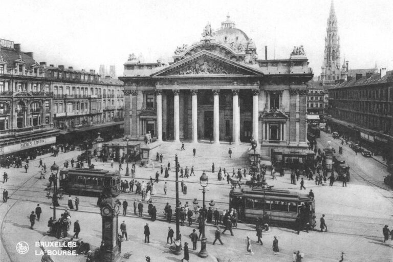 Bourse, Bruxelles, historische Aufnahme, Straßenbahnen, viele Passanten