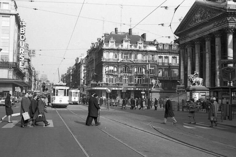 Platz in Brüssel, altes Foto, Straßenbahn, historische Gebäude, Menschen, Börse