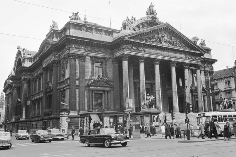 Brüsseler Börse in den 1960ern, alte Autos