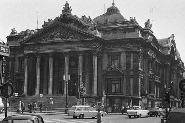 Börse in Brüssel, altes Fotos, Autos, Straßenbahnhaltestelle