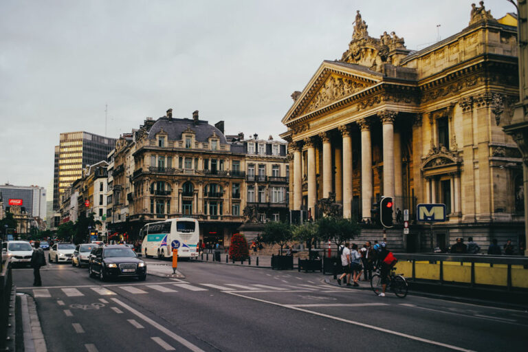 Straße in Brüssel, Pentagon, Bröse, Gebäude mit klassizistischem Portal