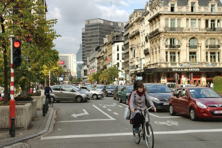 Radfahrerin und Autoverkehr am Platz vor der Brüsseler Börse