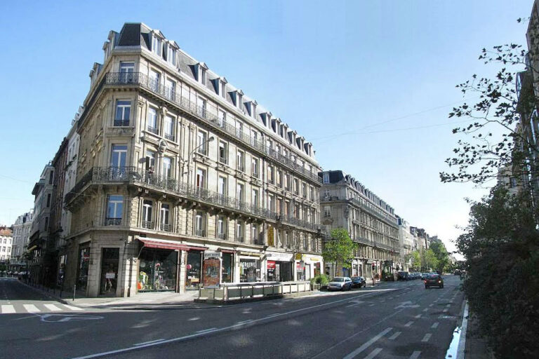 Boulevard Anspach in Brüssel, Häuserzeile, Autostraße