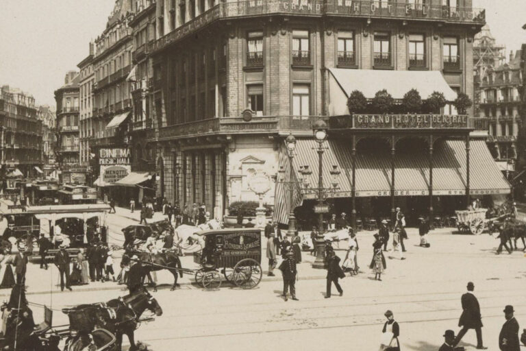Platz in Brüssel im frühen 20. Jahrhundert, Pferdewägen, Passanten, "Grand Hotel Cental"