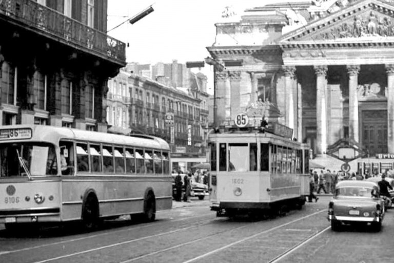 Rue Auguste Orts und Börse in den 1950ern, Straßenbahn, Bus, Autos