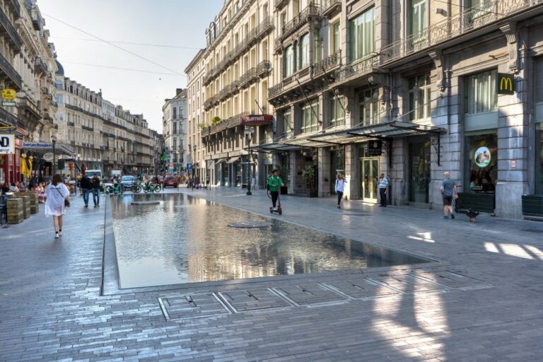 Fußgängerzone mit Wasserfläche im Zentrum von Brüssel