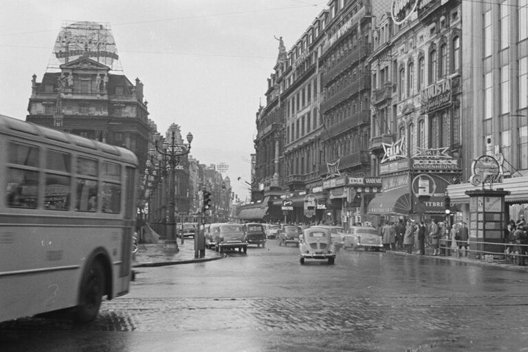 Auto- und Busverkehr, altes Foto, Brüssel