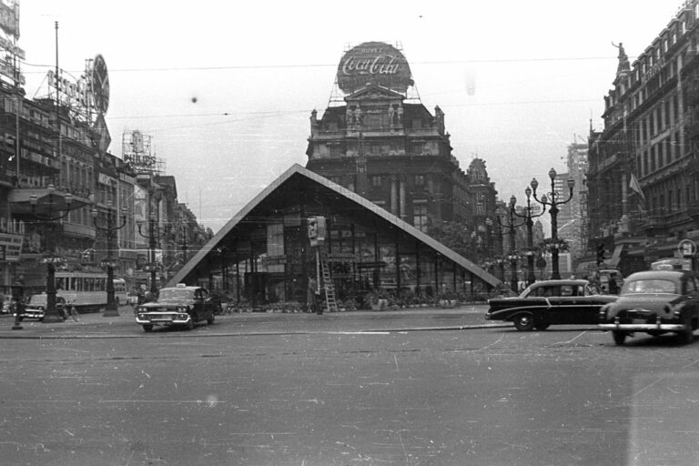 Platz in Brüssel, alte Aufnahme, Autos, Kreuzung