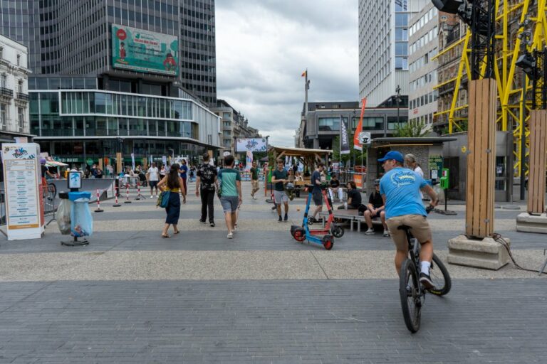 Sportfest am umgebauten Place de Brouckère in Brüssel, Radfahrer, Passanten, Hochhäuser