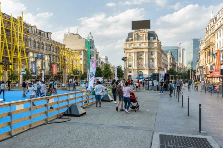 Sportfest in einer Fußgängerzone im Zentrum von Brüssel, links Baustelle (Häuser werden entkernt), rechts im Hintergrund Bürohochhäuser