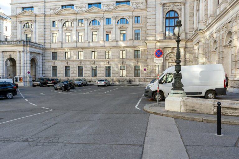 Parkplatz, historisches Gebäude, Autos