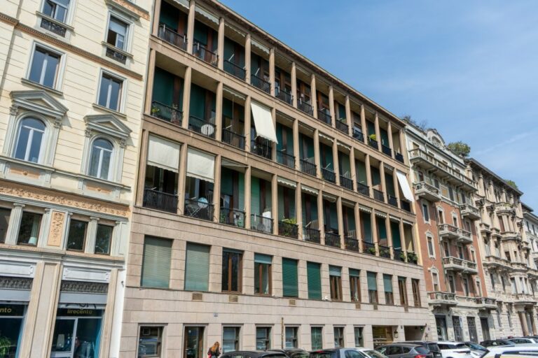 Häuserzeile in Mailand, alte Häuser