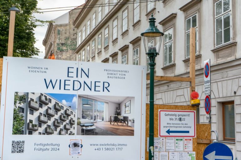 Werbeplakat des Neubaus in der Wiedner Hauptstraße 56, Baustelle